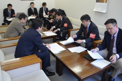 20140221道町村会要求書提出DSC_6889