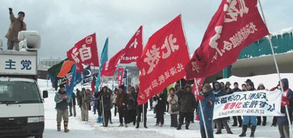 入港抗議集会画像
